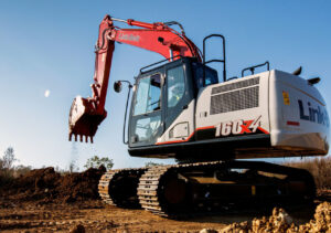 Link-Belt 160X4 excavator working on a dirt site,