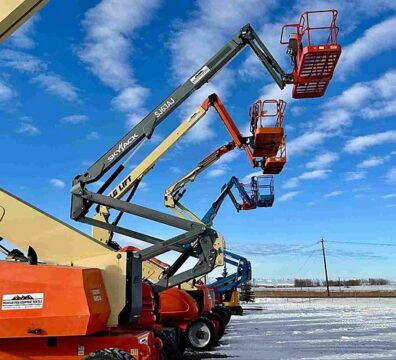 800AJ articulating boom lift, what is a manlift example with multiple boom lifts extended on a snowy outdoor job site.