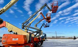 800AJ articulating boom lift, what is a manlift example with multiple boom lifts extended on a snowy outdoor job site.