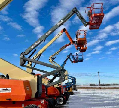 800AJ articulating boom lift, what is a manlift example with multiple boom lifts extended on a snowy outdoor job site.